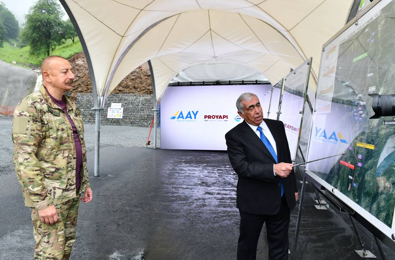 11 Prezident İlham Əliyev Göygöl rayonunda inşa edilən iki tunelin tikintisi ilə tanış olub