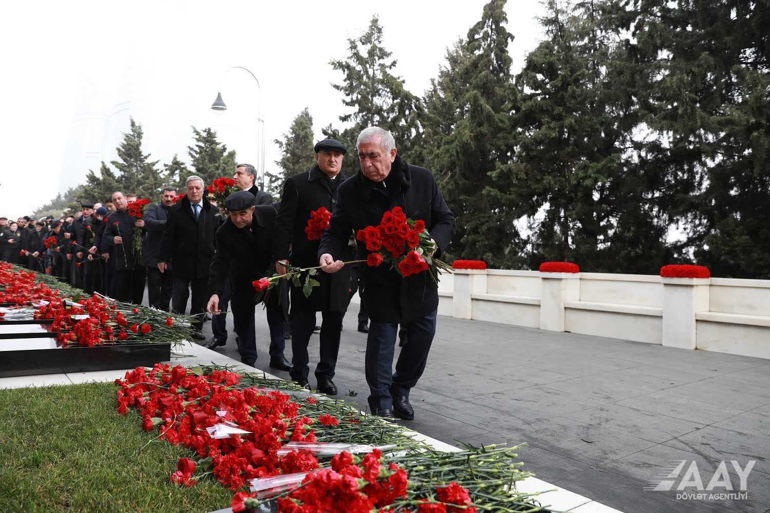 11 AAYDA-nin kollektivi Şəhidlər Xiyabanını ziyarət edib