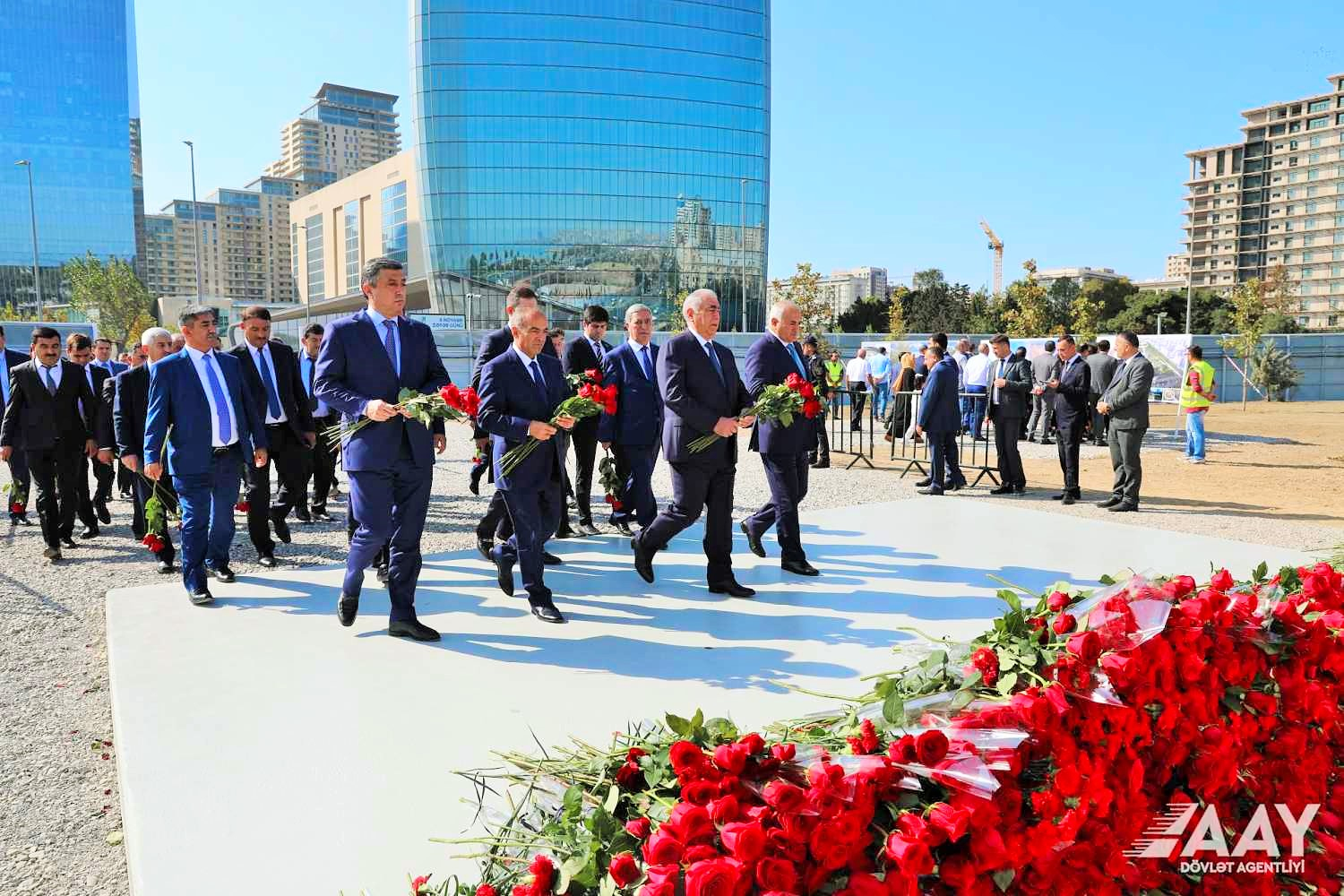 11 AAYDA-nin rəhbərliyi və əməkdaşları inşası davam etdirilən Zəfər parkında olub