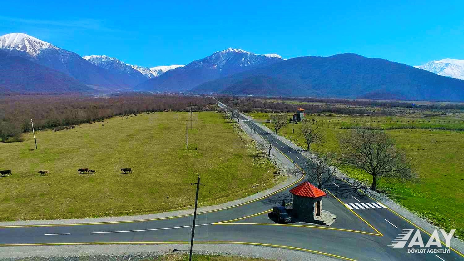 11 Qax rayonunda Aşağı Malax-Qaşqaçay-Armudlu yolu yenidən qurulub