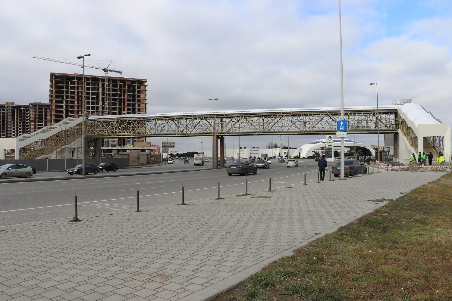 11 Ziya Bünyadov prospektində yeni yerüstü piyada keçidinin inşası davam edir