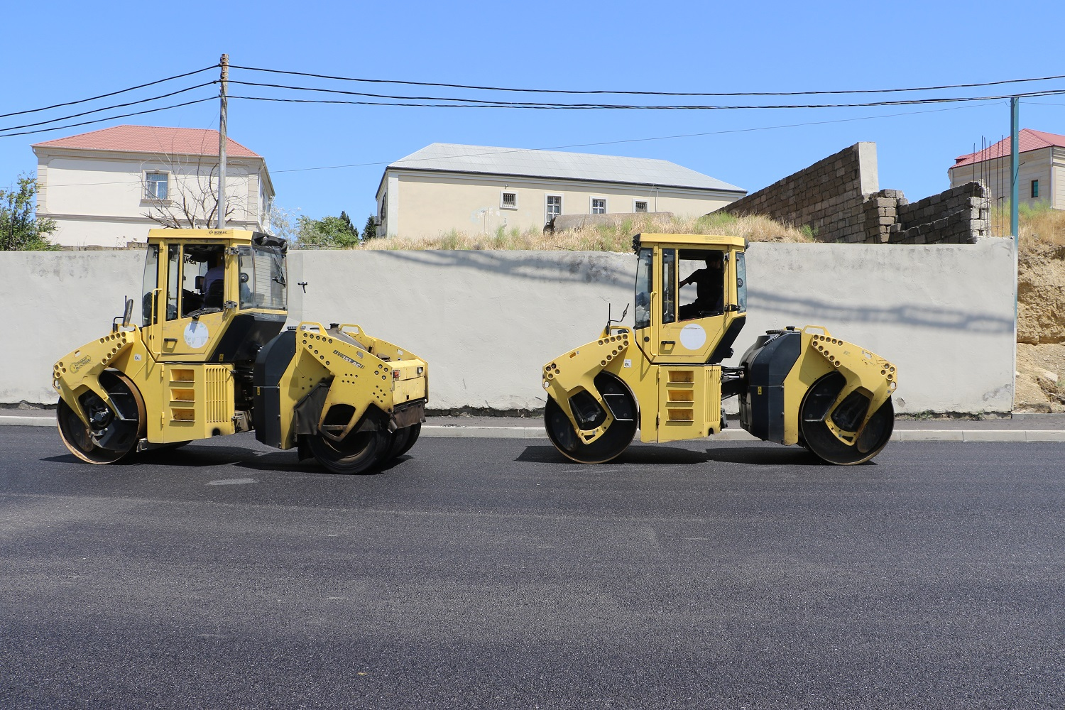 11 Nizami rayonunda Elşən Süleymanov küçəsinin bir hissəsi təmir olunur