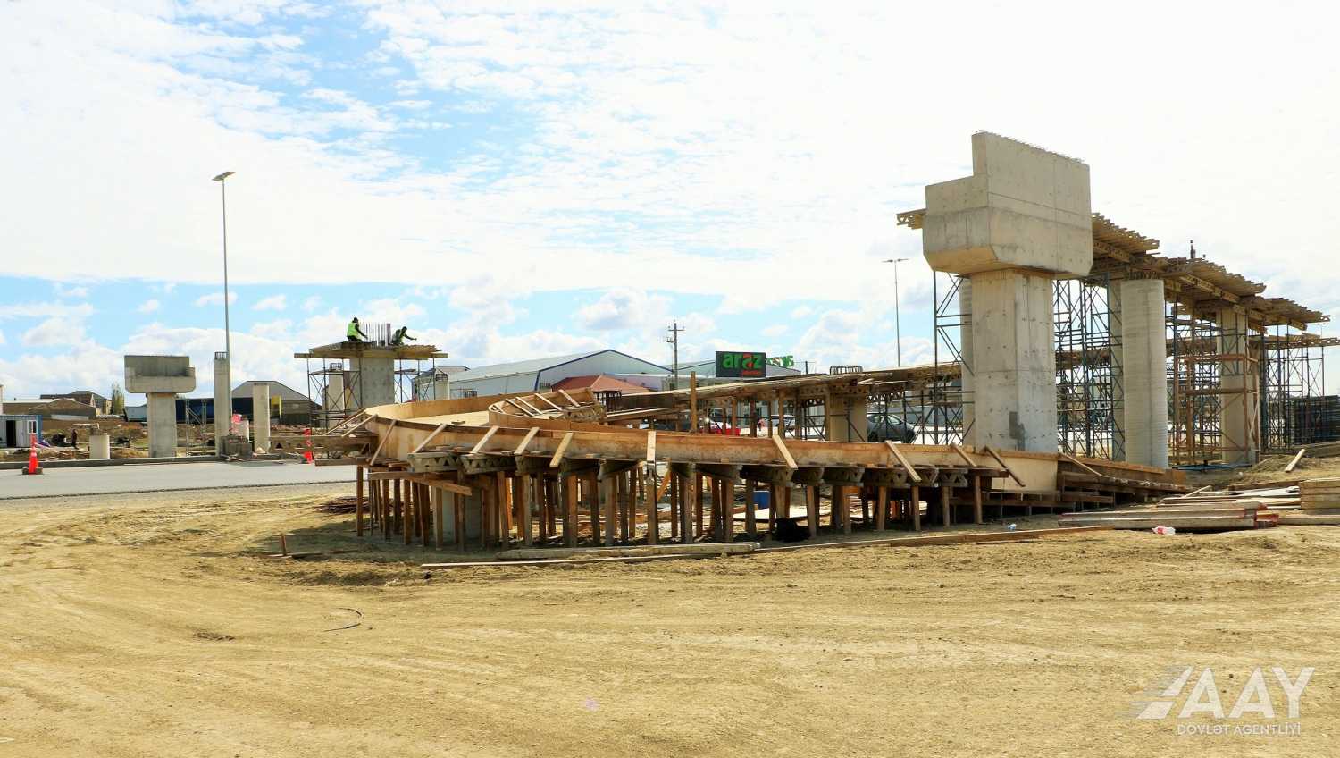 11 Yeni yerüstü piyada keçidinin inşası davam etdirilir