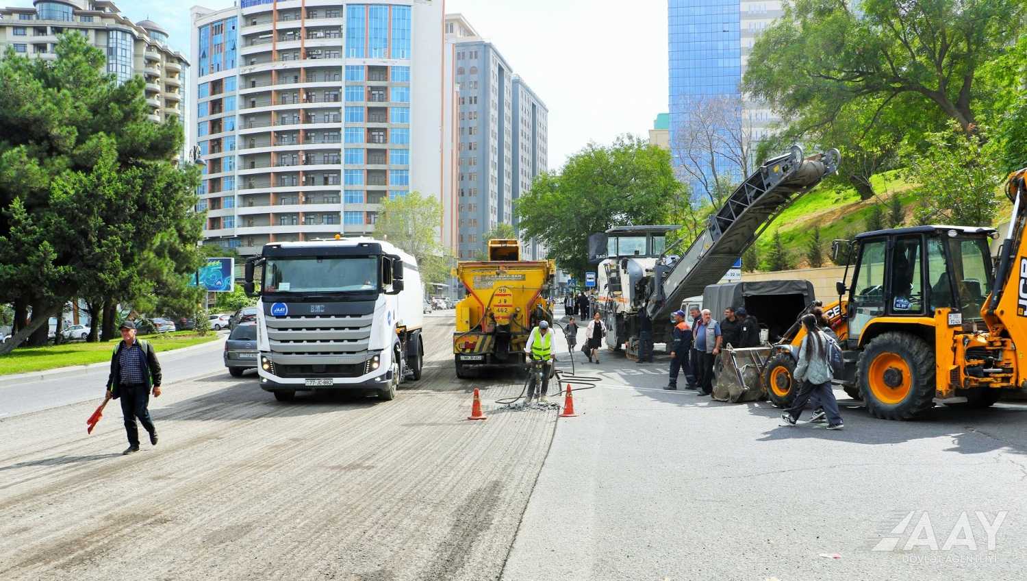 11 Yasamal rayonunun Cəfər Cabbarlı küçəsinin bir hissəsində təmir işləri aparılır