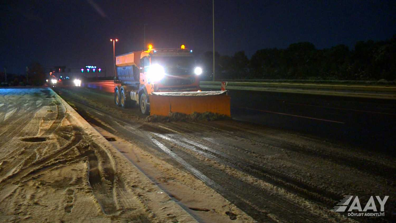 11 Gecə və səhər yollar nəzarətdə saxlanılıb, qardan və buzdan təmizlənib
