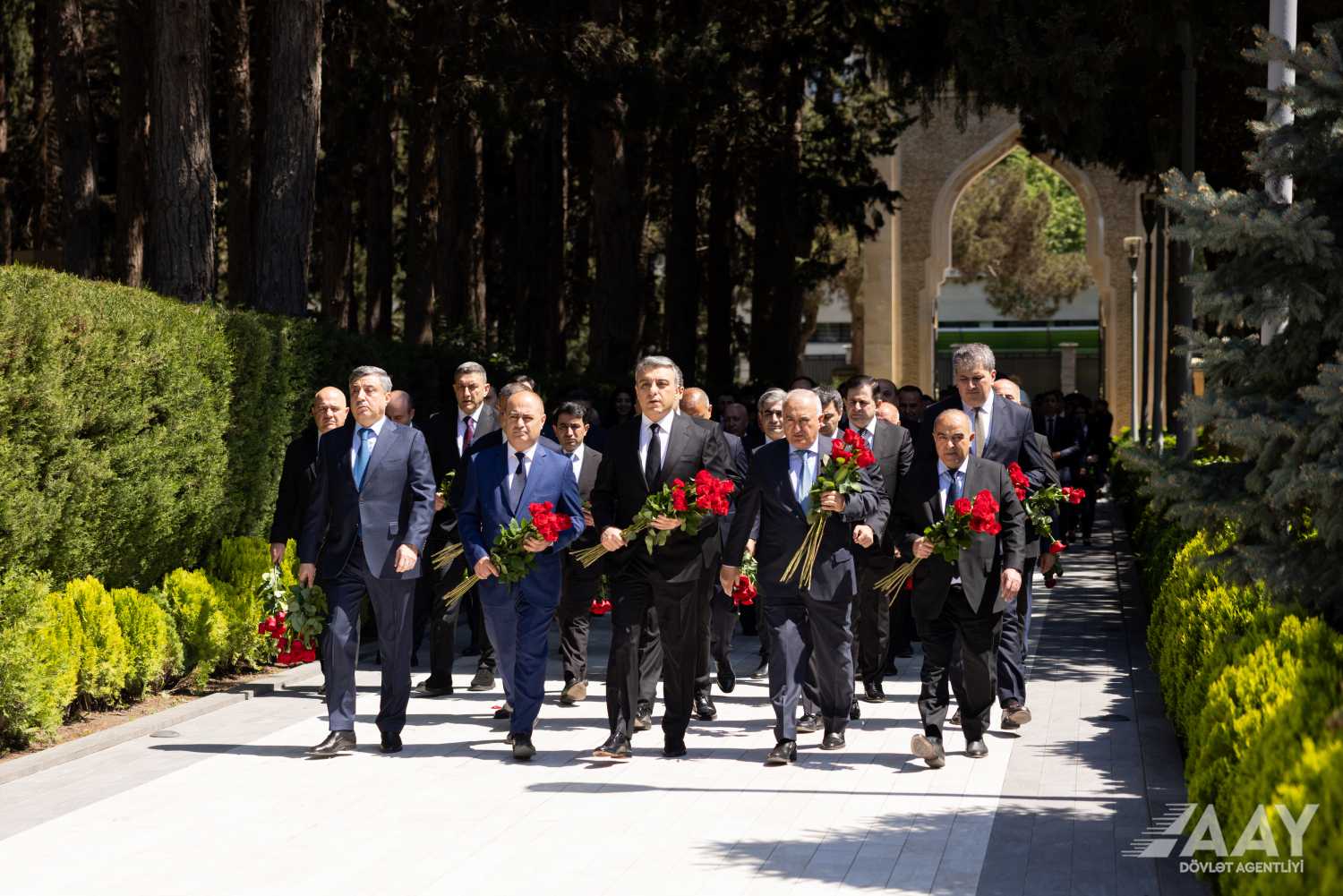 11 AAYDA-nin kollektivi Ulu Öndər Heydər Əliyevin məzarını ziyarət edib