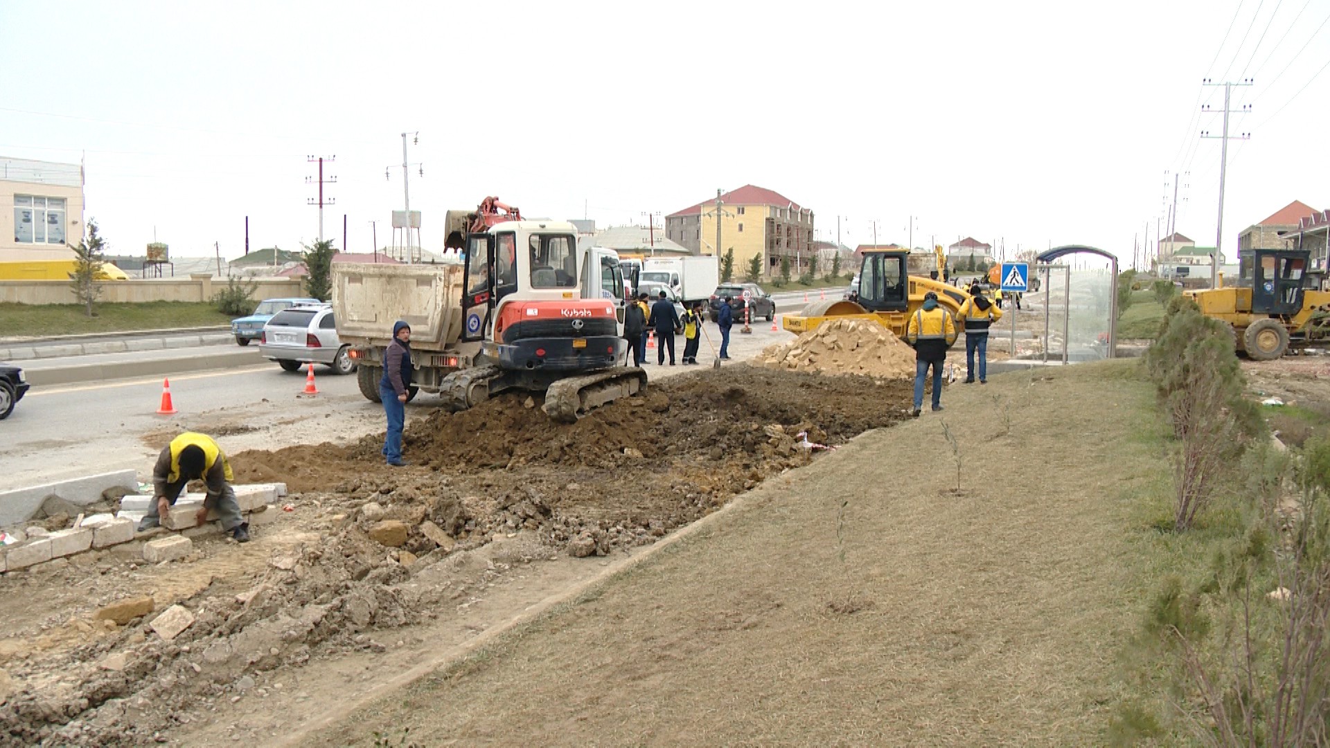 11 Avtomobil yolunun kənarında piyada səkiləri tikilir 