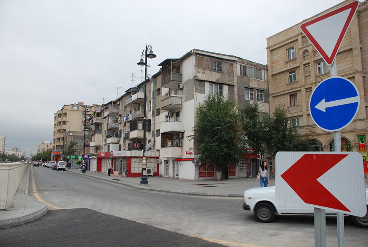 11 Həsən Əliyev küçəsində yeni yol hissəsi salınıb