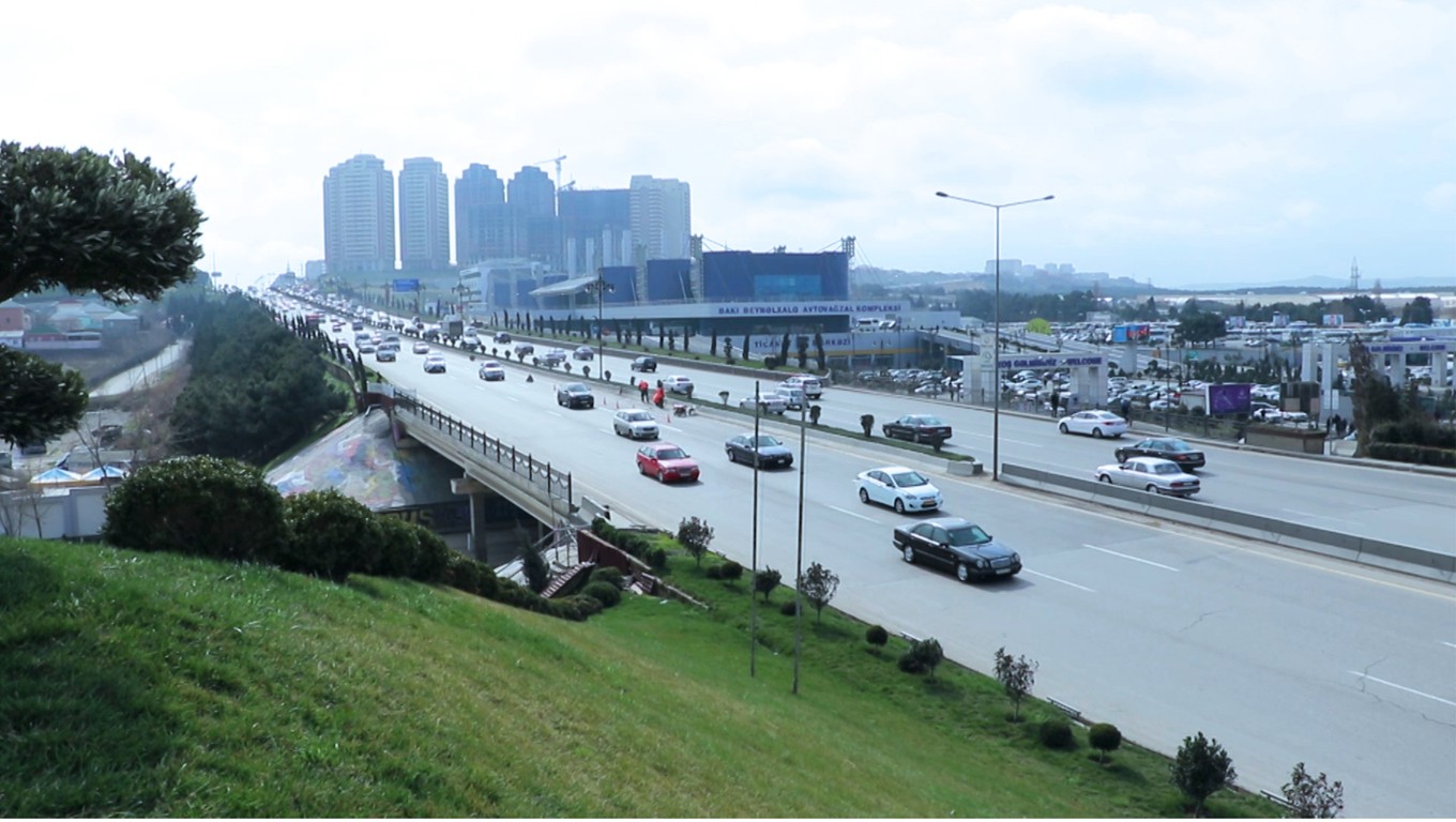 11 Avtovağzal qarşısındakı koməkçi yol açılır 