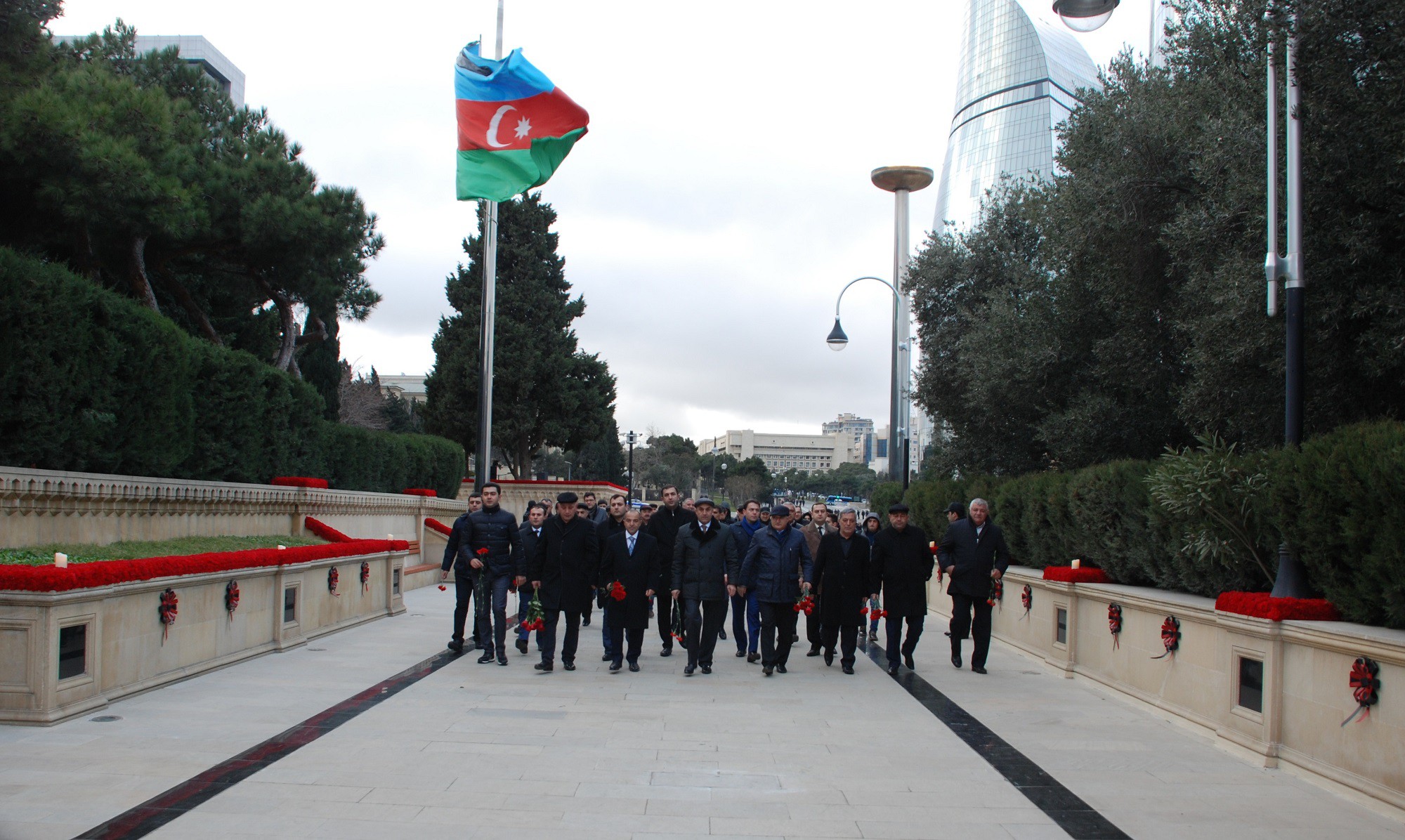 11  “Azəryolservis” ASC-nin əməkdaşları Şəhidlər xiyabanını ziyarət edib