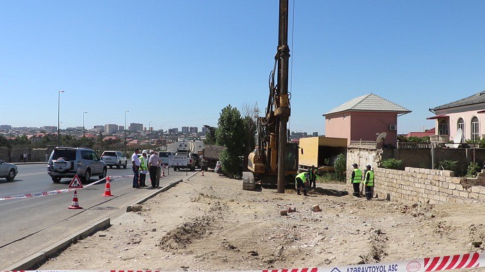 11 Çoxdan gözlənilən ərazidə yerüstü piyada keçidi inşa olunur – VİDEO / FOTO