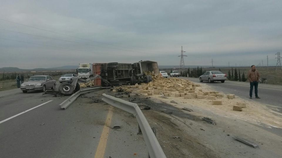 11 Ağır qəza nəticəsində bir nəfər həlak olub, yol təsərrüfatına ziyan dəyib