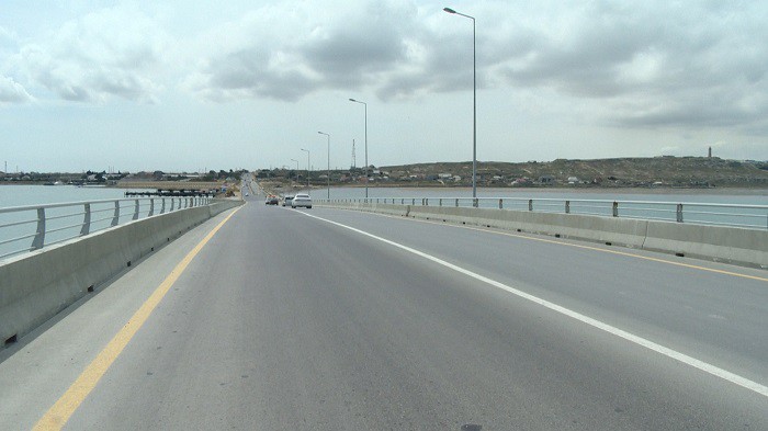 11 Pirallahı körpüsünün yanaşma yollarının yenidən qurulması yekunlaşır – VİDEOREPORTAJ / FOTO