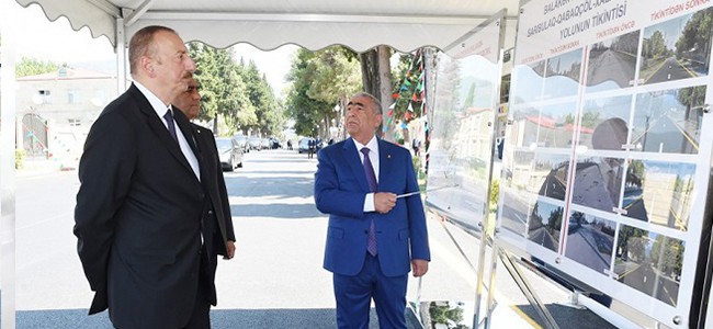 11 Azərbaycan Respublikasının Prezidenti İlham Əliyev  Balakən-Sarıbulaq-Qabaqçöl-Xalatala avtomobil yolunun açılışında iştirak edib