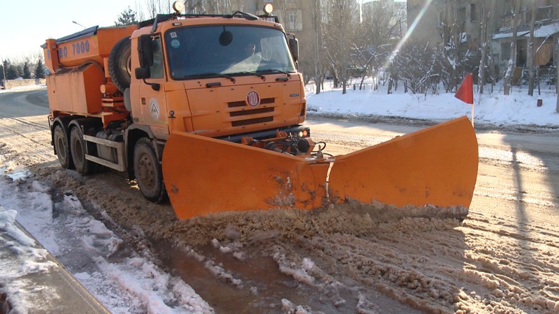 11 Gecə boyu yollar buzdan və qardan təmizlənib - VİDEO / FOTO