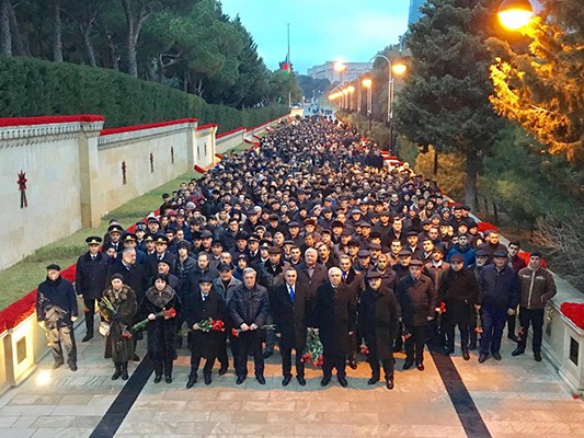 11 “Azəravtoyol” ASC-nin əməkdaşları Şəhidlər Xiyabanını ziyarət edib – FOTO