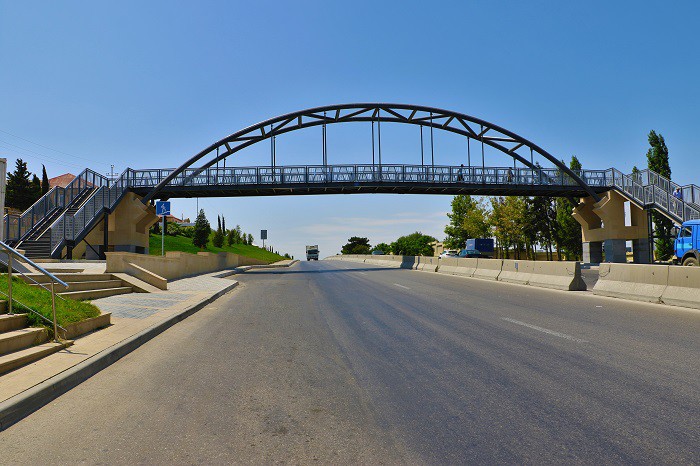 11 Sulutəpə qəsəbəsində yeni yerüstü piyada keçidinin inşası yekunlaşıb – FOTO