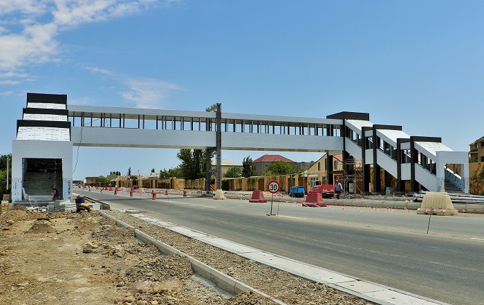 11 Müşviqabad qəsəbəsində 2 yerüstü piyada keçidinin inşası yekunlaşır - FOTO