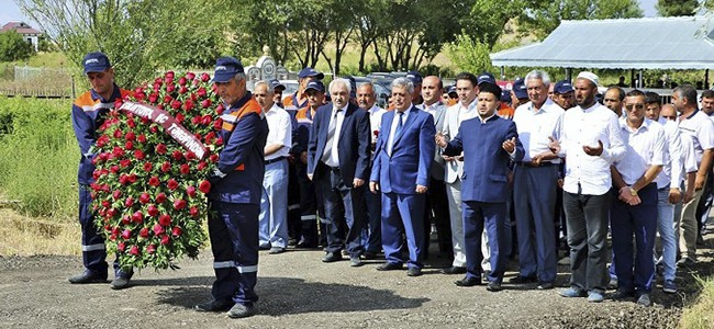 11 “Azəravtoyol” ASC-nin rəhbərliyi 2 yaşlı Zəhra və nənəsi Sahibə Quliyevanın məzarlarını ziyarət ediblər - FOTO