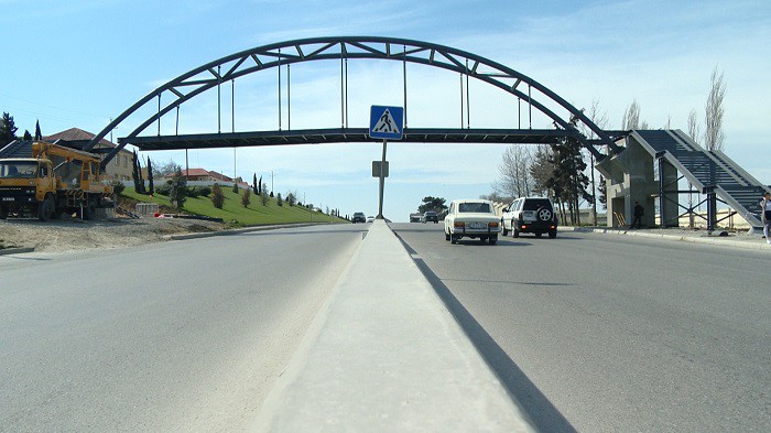 11 Sulutəpə qəsəbəsində yerüstü piyada keçidinin inşası yekunlaşır - VİDEO / FOTO