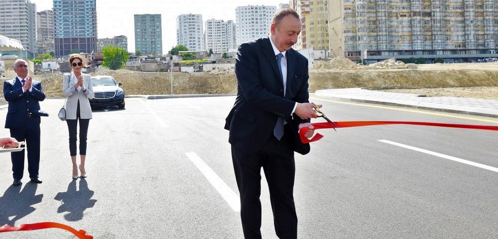 11 Prezident İlham Əliyev Bakının Yasamal rayonunda yeni tikilən yolların açılışında iştirak edib