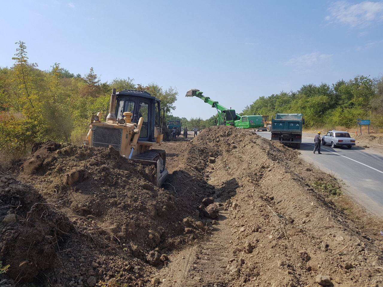 11 Muğanlı-İsmayıllı yolunda payız-qış mövsümünə hazırlıq işləri görülür - FOTO