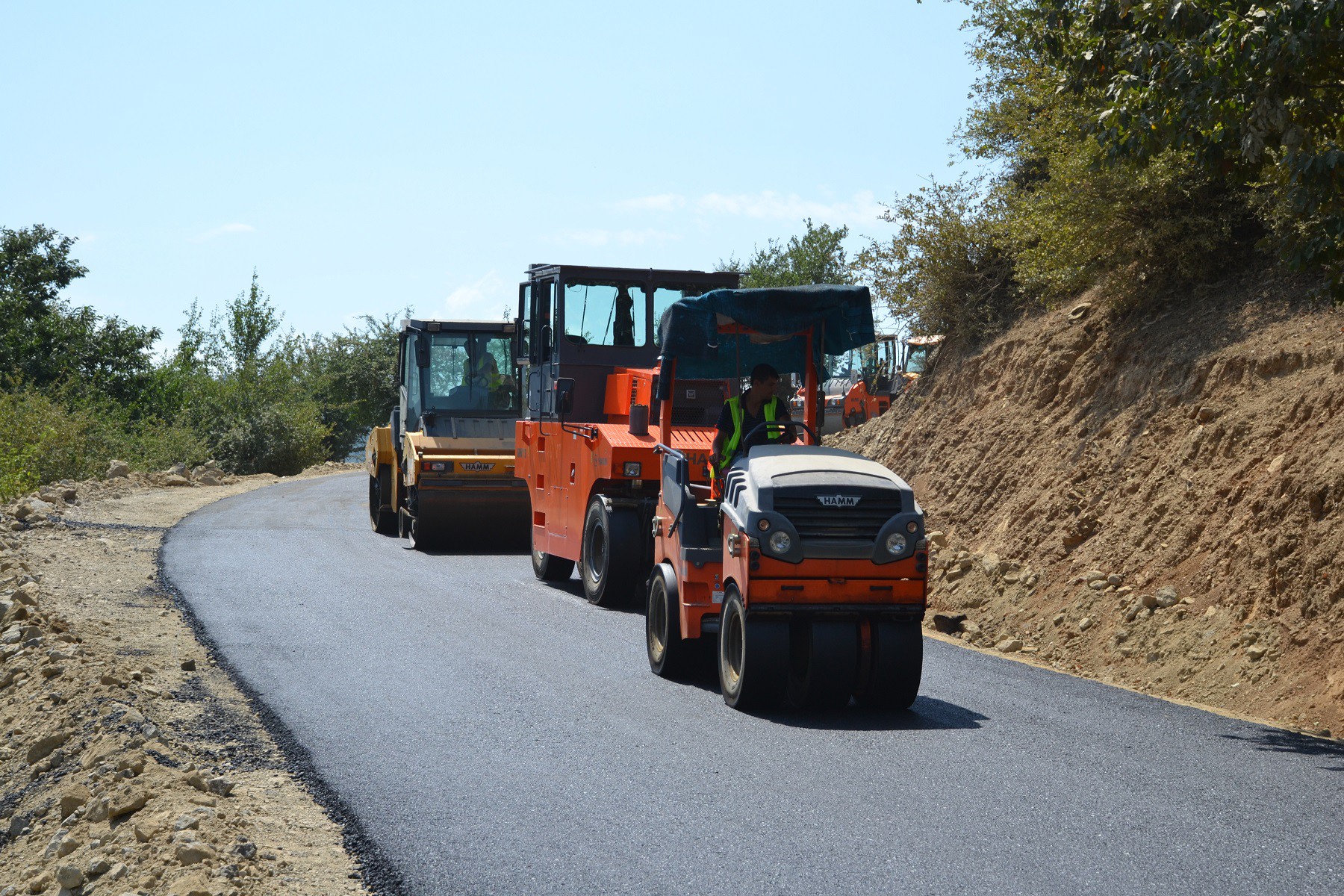 11 Lerikdə 28 km uzunluğa malik yolun yenidən qurulması bitmək üzrədir - VİDEO / FOTO