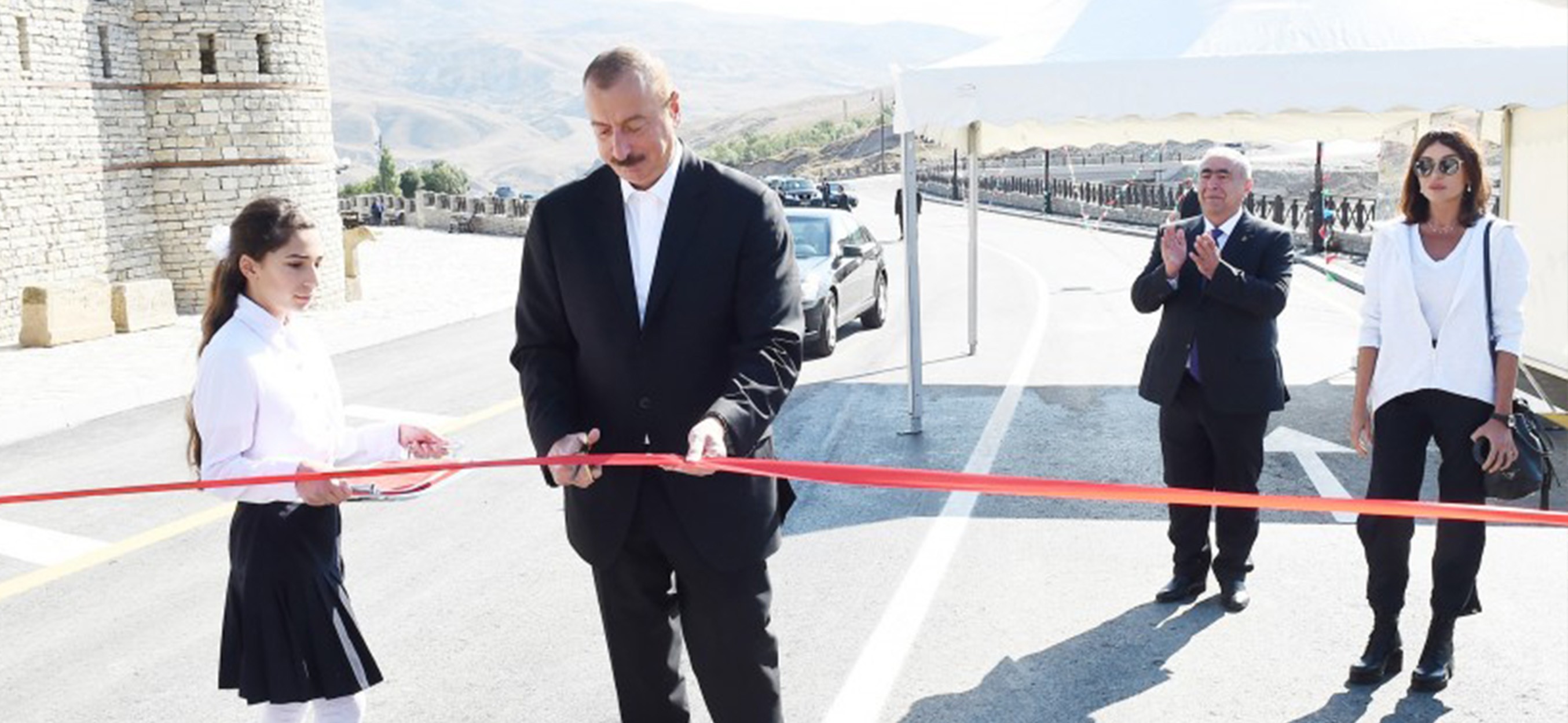 11 Prezident İlham Əliyev yeni salınan Dəmirçi-Lahıc avtomobil yolunun açılışında iştirak edib