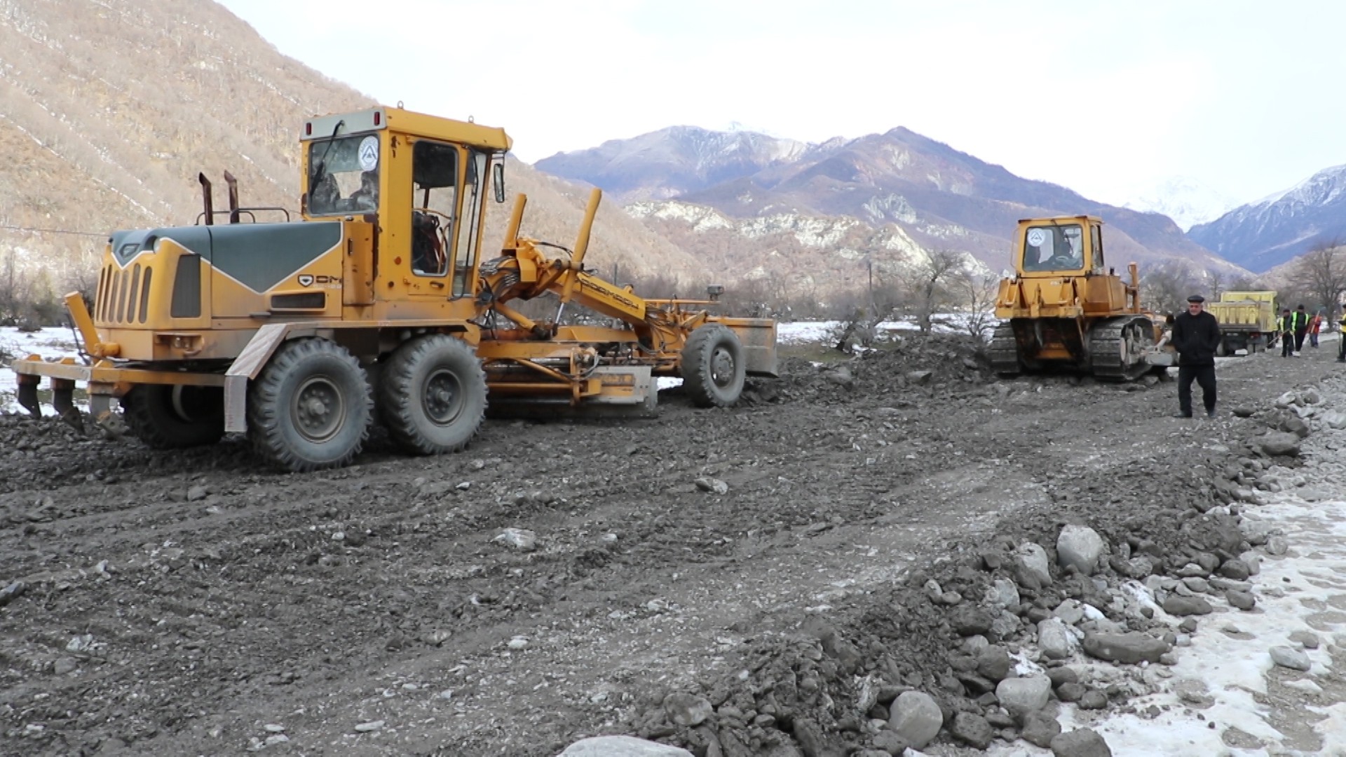 11 Oğuz rayonu Bucaq-Muxas-Baş Daşağıl avtomobil yolu yenidən qurulur - VİDEO / FOTO