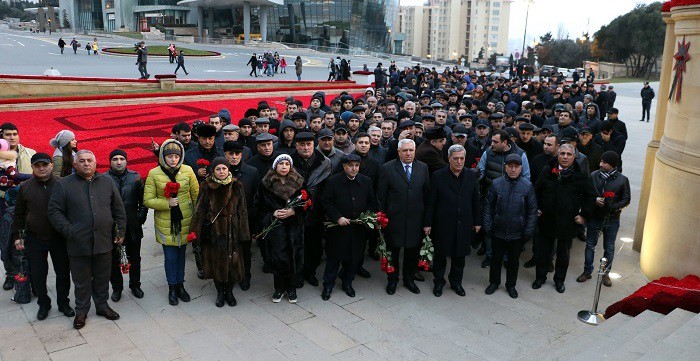 11 Dövlət Agentliyinin əməkdaşları Şəhidlər Xiyabanını ziyarət edib – FOTO