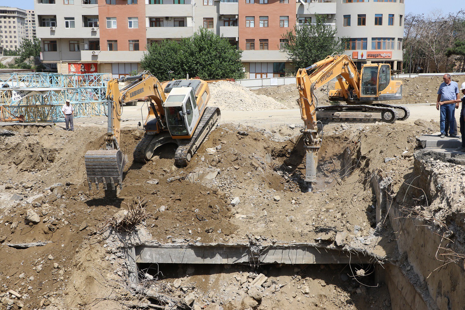 11 C.Məmmədquluzadə küçəsinin çökmüş ərazisində söküntü işləri davam etdirilir - FOTO