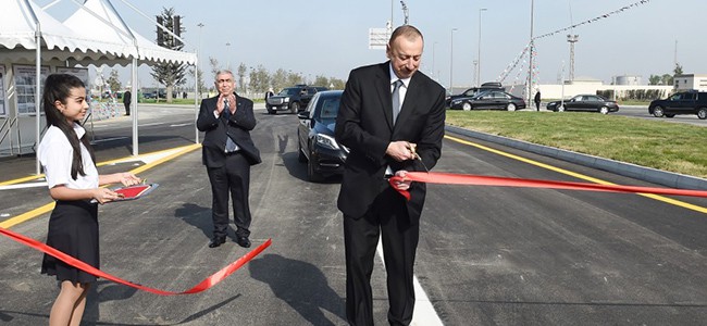 11 Prezident İlham Əliyev Bakı Olimpiya Stadionundan Heydər Əliyev prospektinə keçid və müxtəlif səviyyəli yol qovşağının açılışında iştirak edib