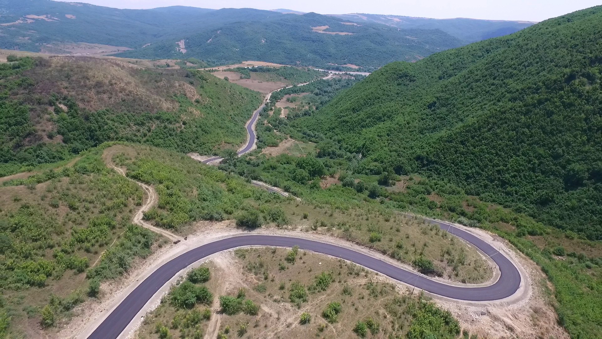 11 Ağsuda 5 yaşayış məntəqəsini əhatə edən yolun yenidən qurulması yekunlaşır