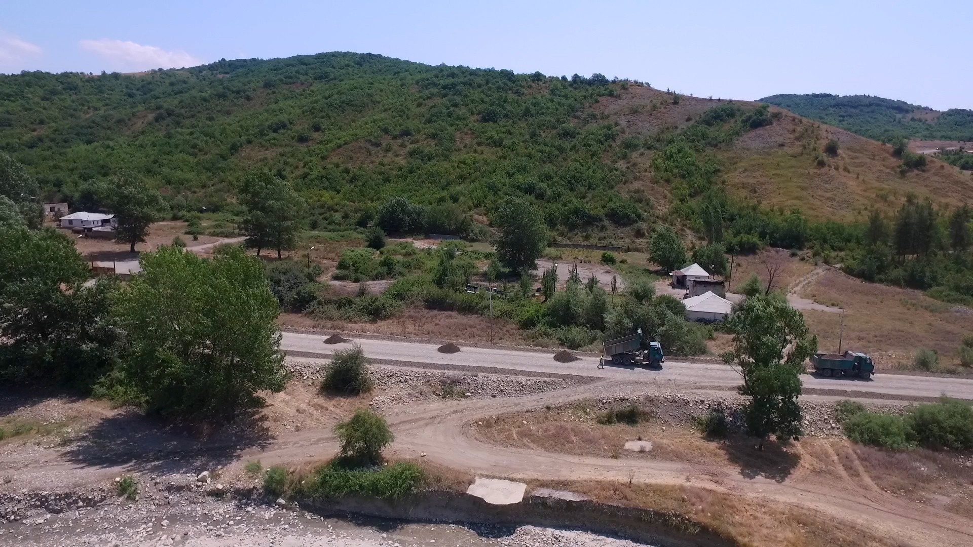 11 Ağsuda 5 yaşayış məntəqəsini əhatə edən yolun yenidən qurulması yekunlaşır