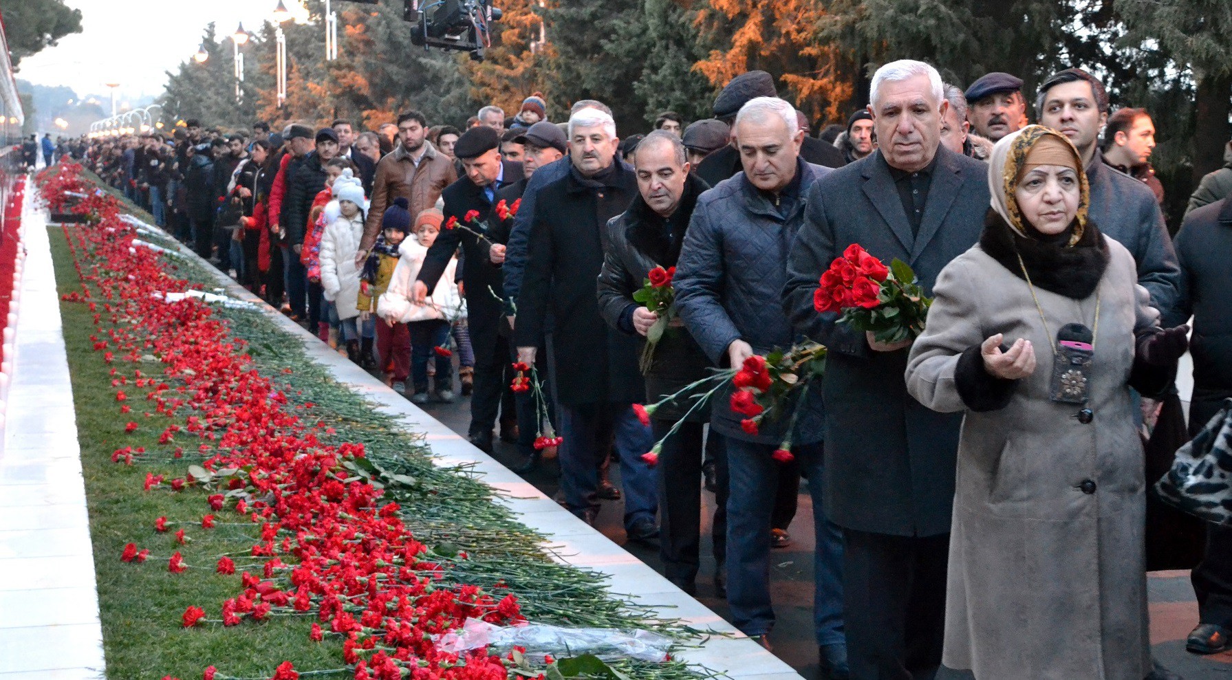 11 AAYDA-nin əməkdaşları Şəhidlər Xiyabanını ziyarət edib – FOTO
