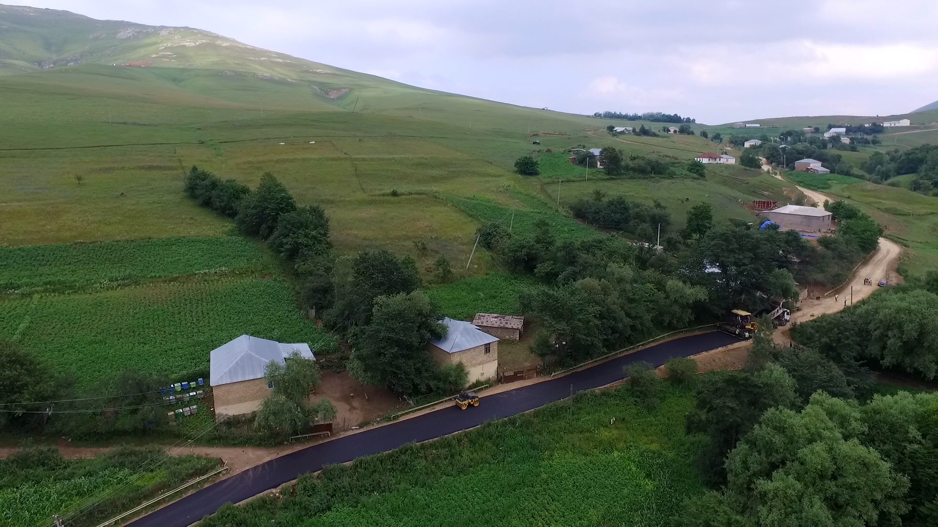 11 Gədəbəydə 23.5 km. uzunluğa malik İsalı-Zamanlı yolu yenidən qurulur