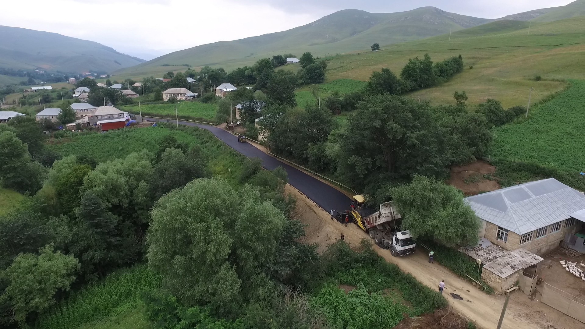 11 Gədəbəydə 23.5 km. uzunluğa malik İsalı-Zamanlı yolu yenidən qurulur