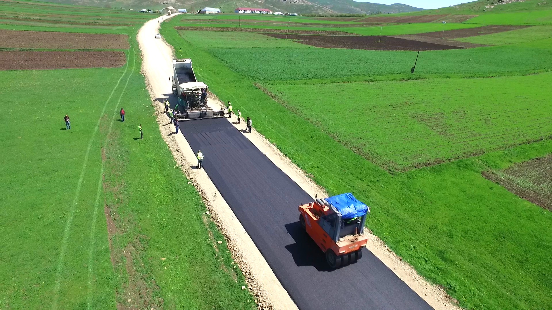 11 Gədəbəy rayonunda 22.2 km. uzunluğa malik avtomobil yolları yenidən qurulur