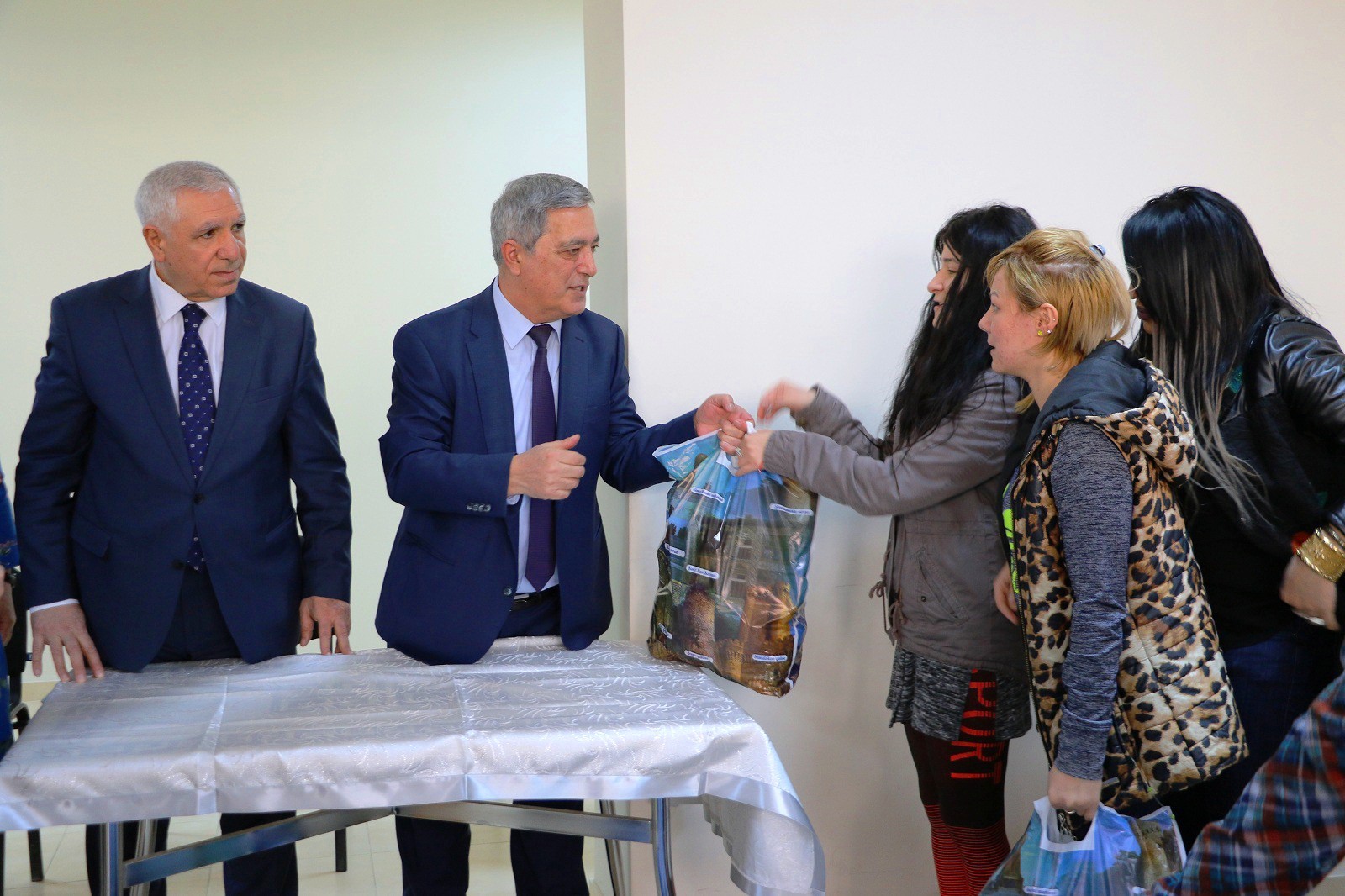 11 “Məzun evi”nin sakinlərinə bayram sovqatı paylanıldı