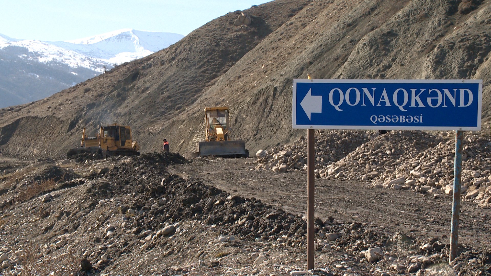 11 Qubada turizm imkanlarını genişləndirən yolun yenidən qurulması davam edir