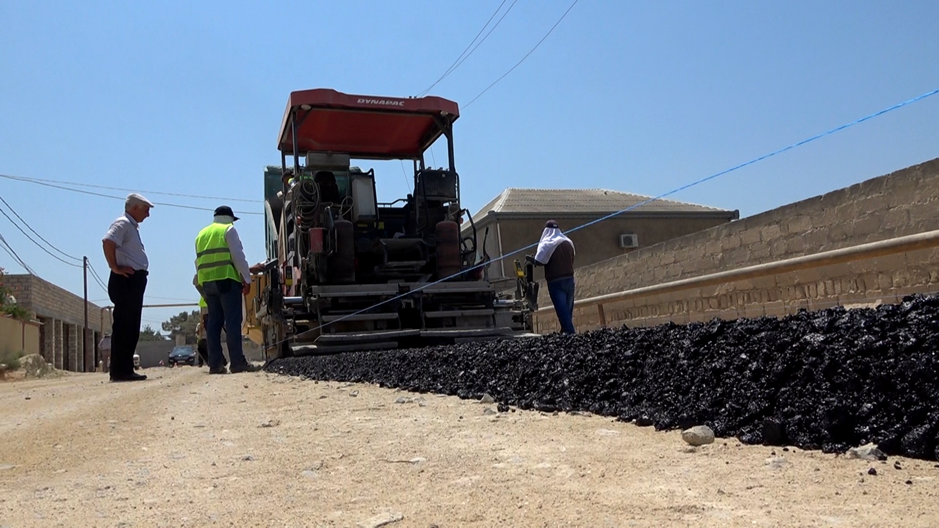 11 Xəzər rayonunun 3 yaşayış massivində 24 km yol yenidən qurulur