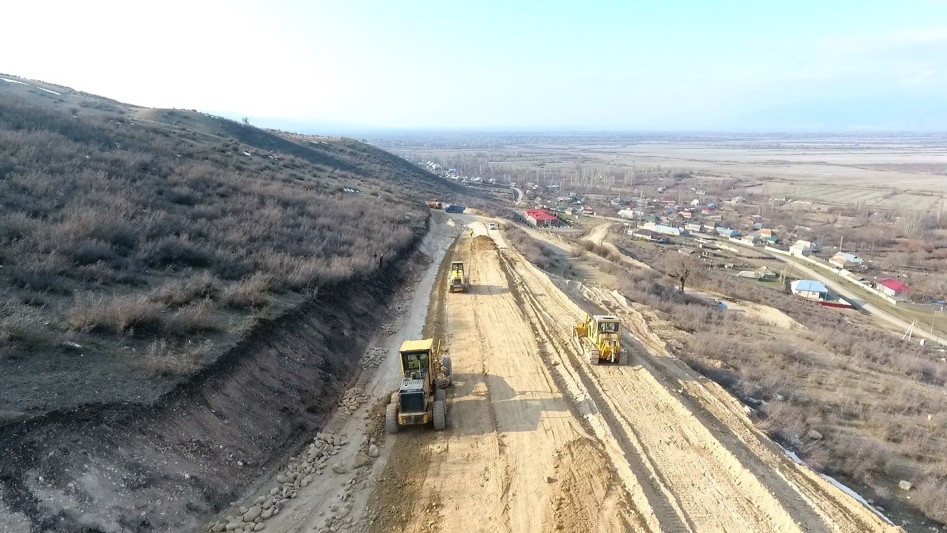 11 Şəki rayonunda 6 yaşayış məntəqəsini əhatə edən yollar yenidən qurulur