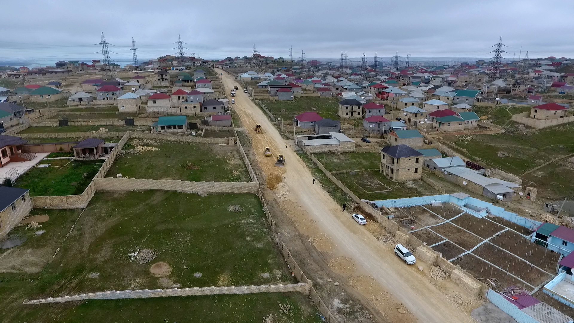 11 Abşeron rayonunda 4 qəsəbə və 1 kənd ərazisində 29.2 km küçə təmir edilir