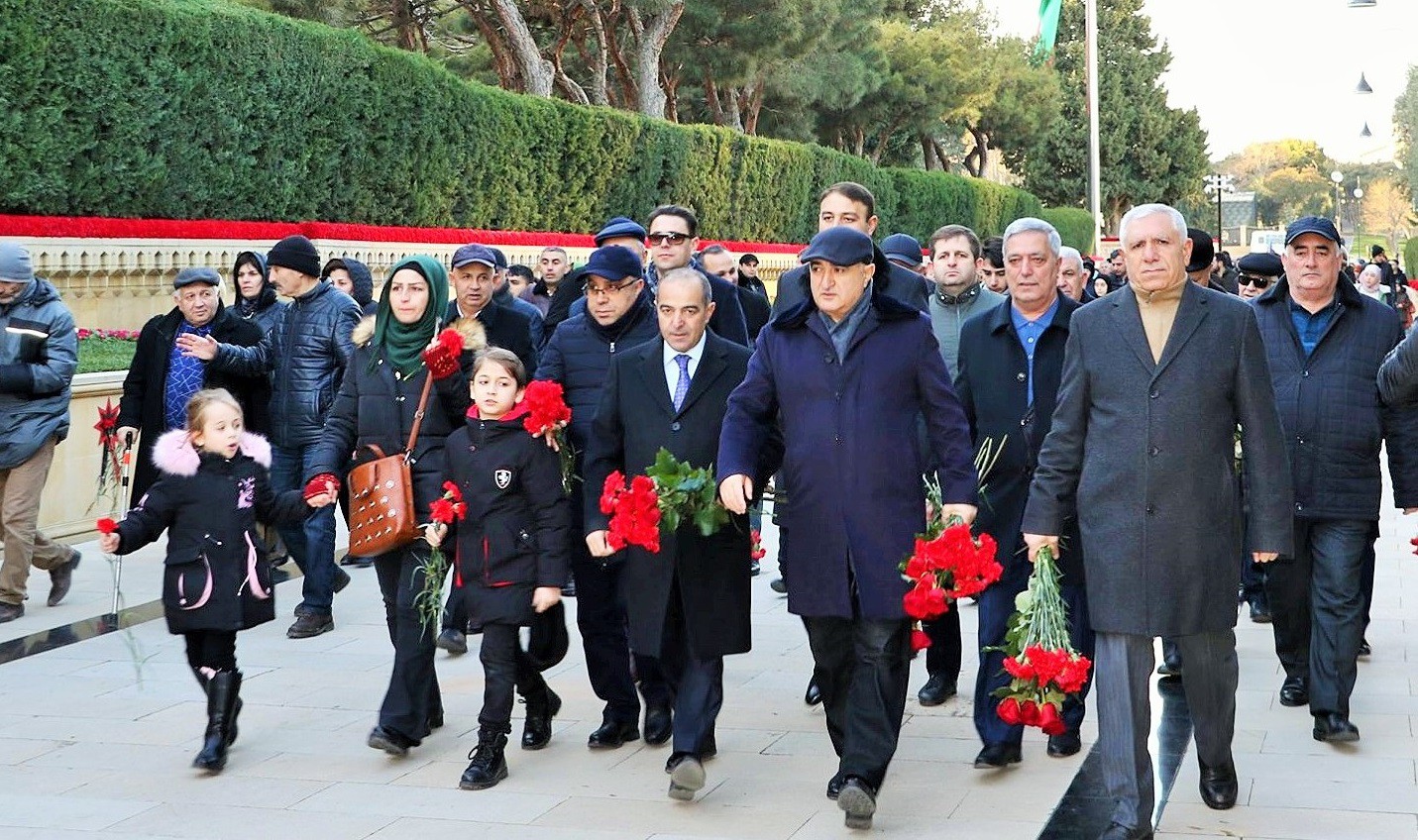 11 AAYDA-nin əməkdaşları Şəhidlər Xiyabanını ziyarət edib