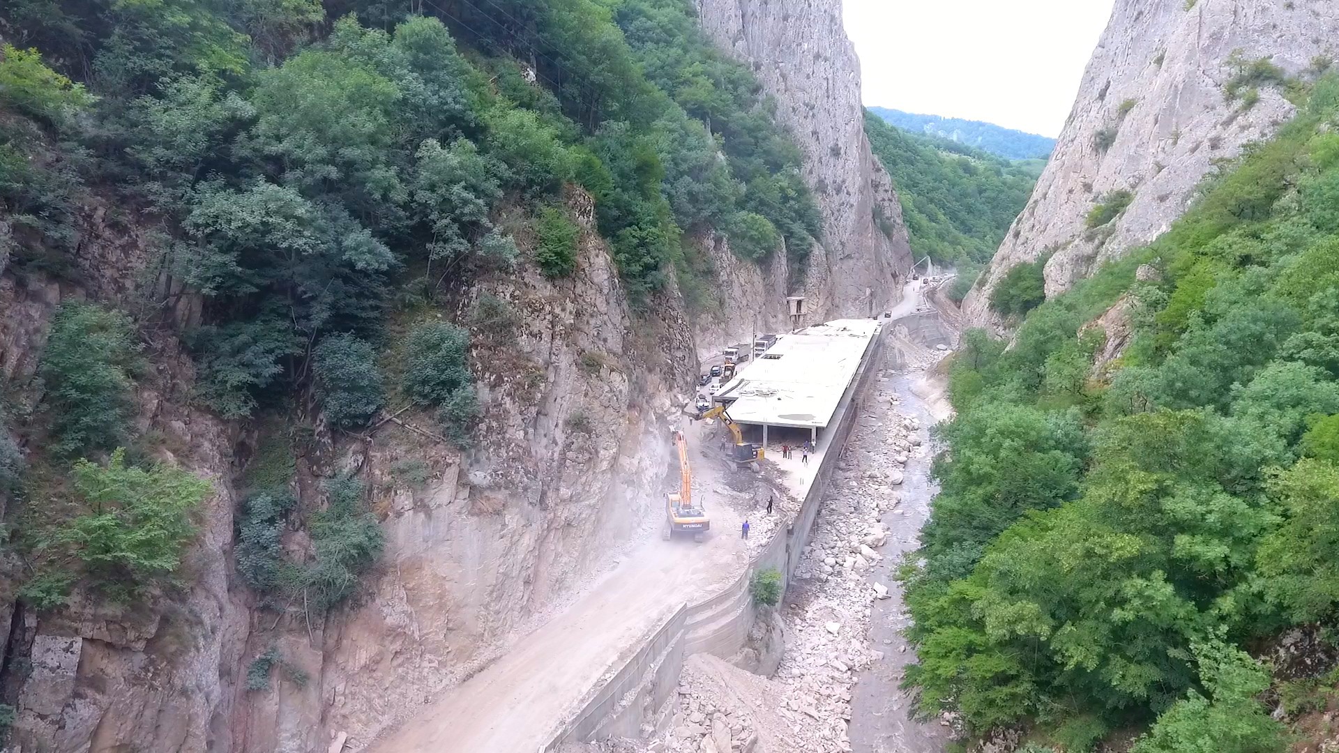 11 Turizm imkanlarını genişləndirən yolun yenidən qurulması yekunlaşır