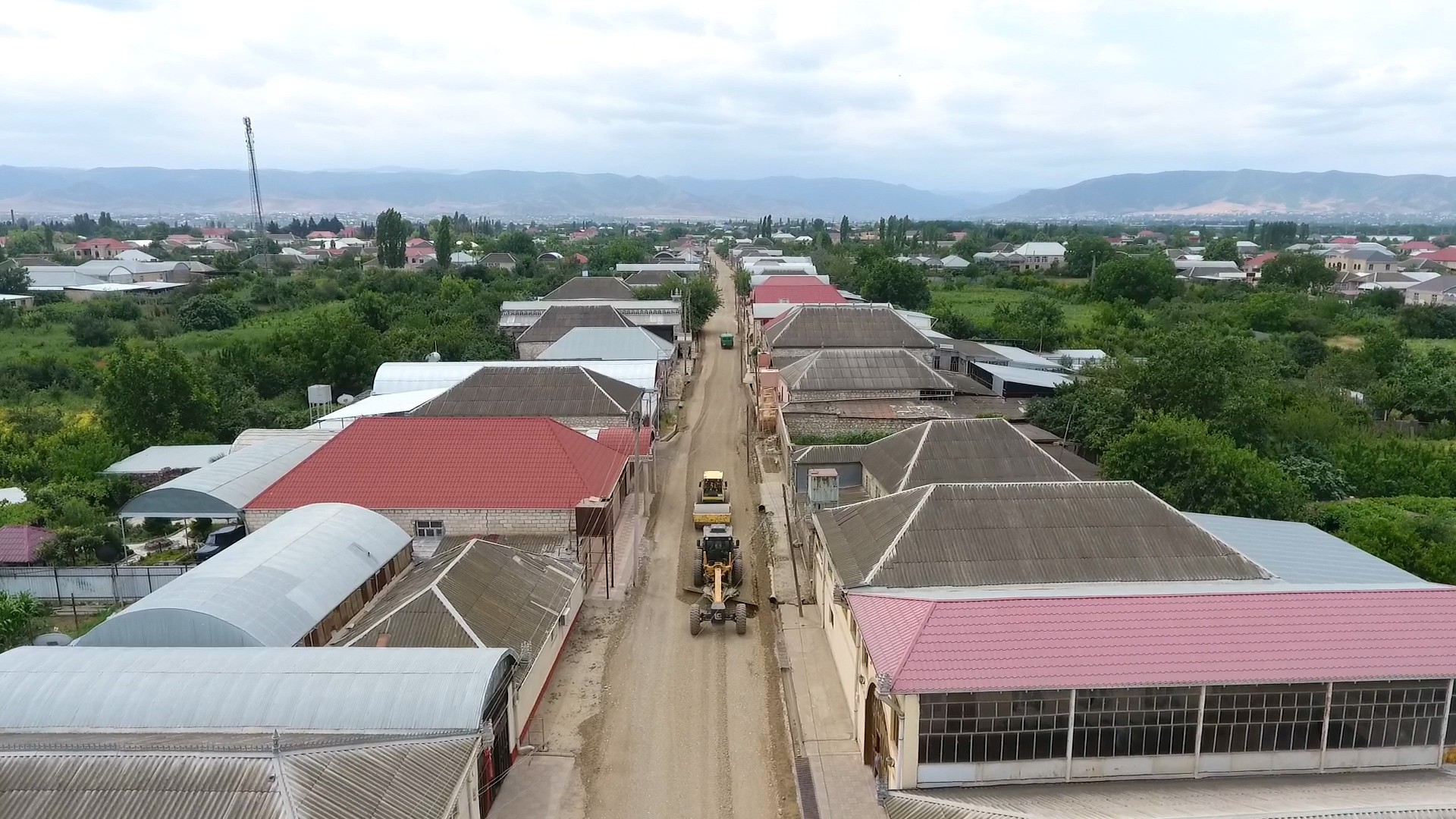 11 Tovuz rayonunda 1 şəhər və 4 kəndi əhatə edən yolların yenidən qurulması davam edir