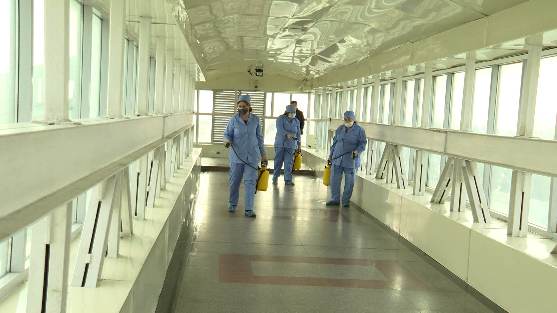 11 COVİD - 19 infeksiyası ilə əlaqədar piyada keçidləri dezinfeksiya edilir