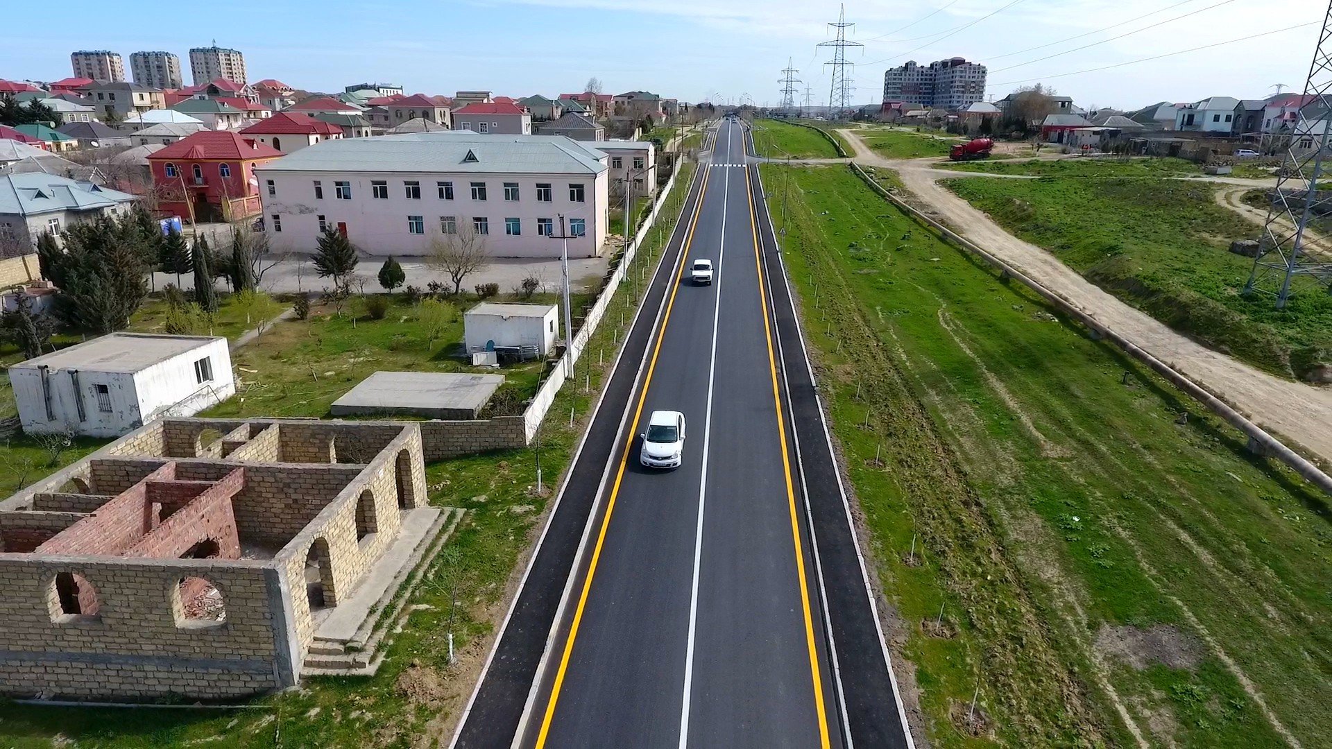 11 Nəqliyyat axınına müsbət təsir edən yol yenidən qurulub