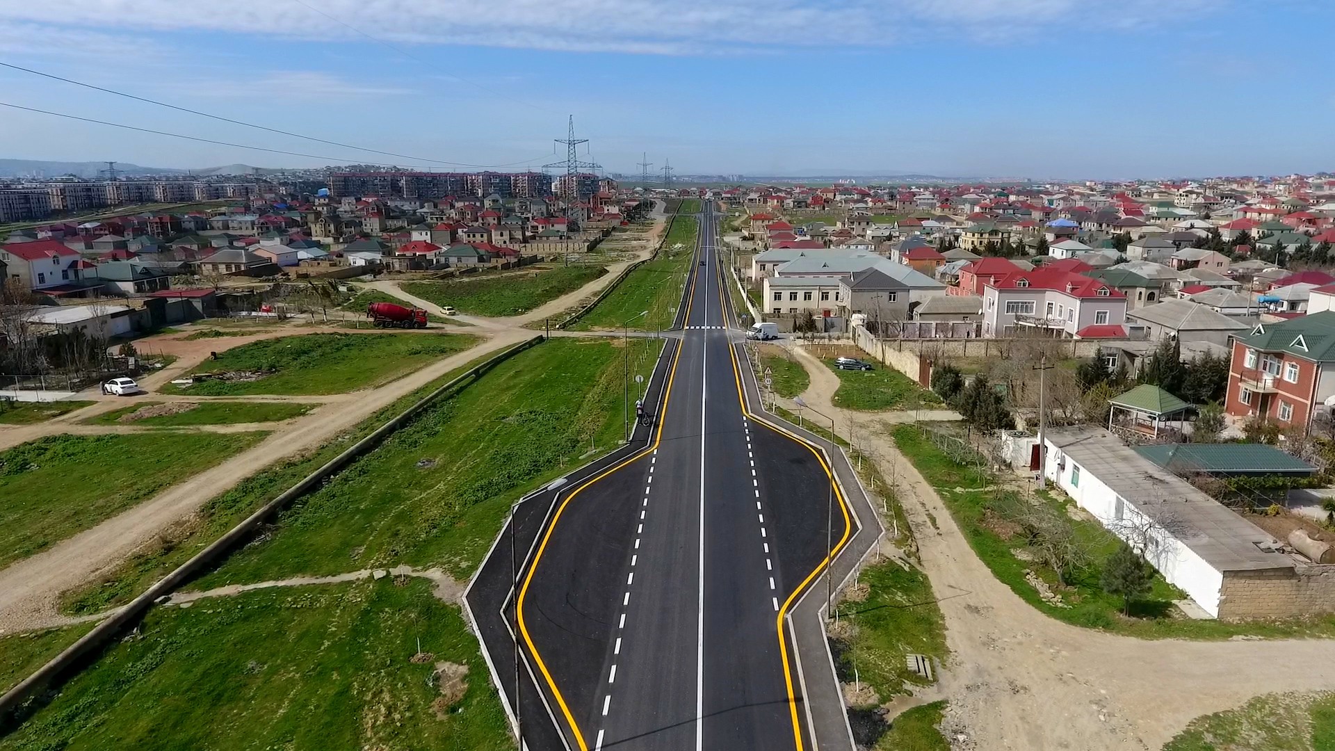 11 Nəqliyyat axınına müsbət təsir edən yol yenidən qurulub