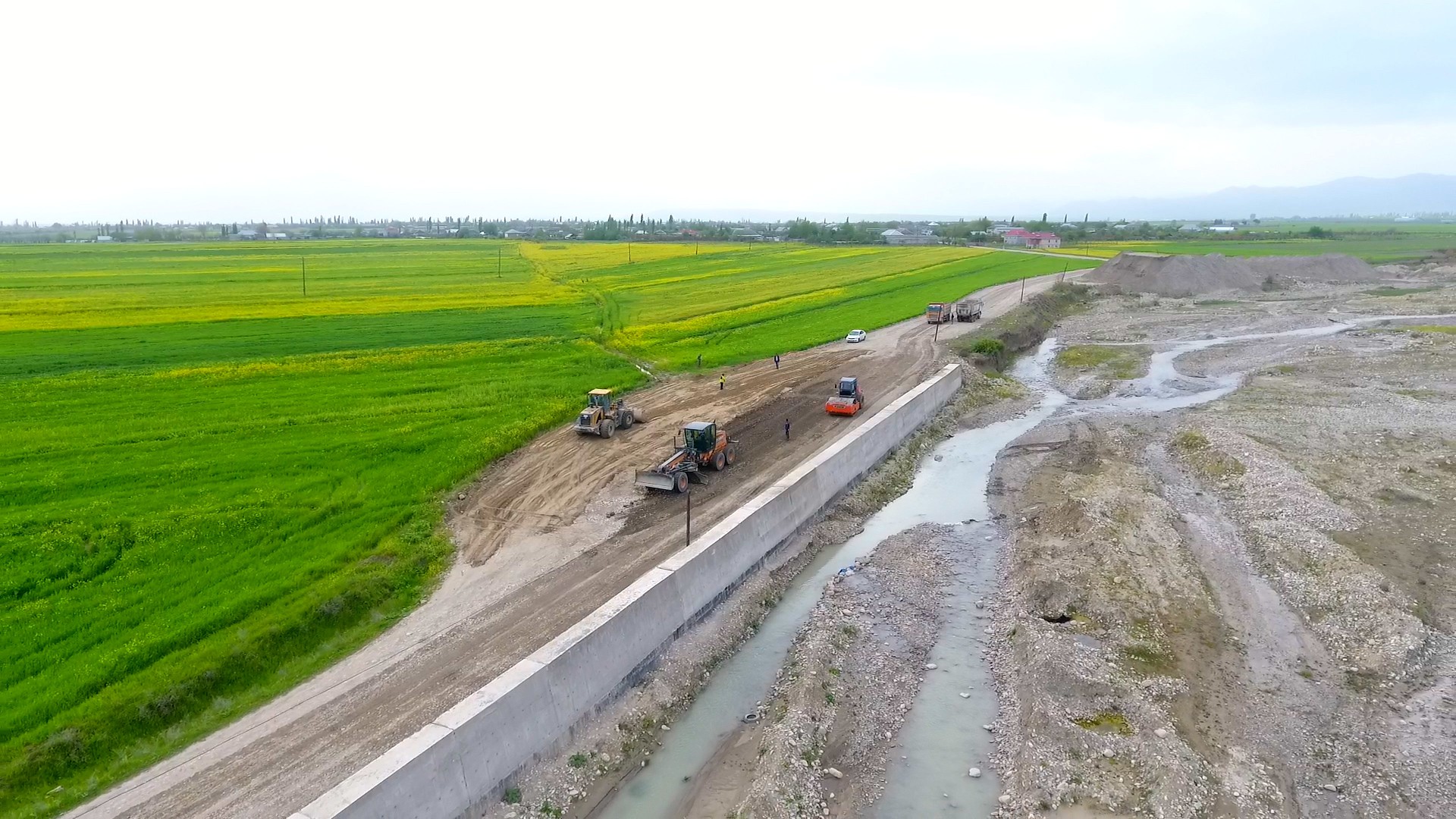 11 Ağsu rayonunda 9 yaşayış məntəqəsinin avtomobil yolları yenidən qurulur